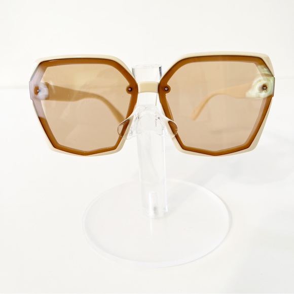 Women’s Fashion Sunglasses - Picture 1 of 3